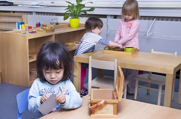 International Montessori School of Prague hlídají dítě
